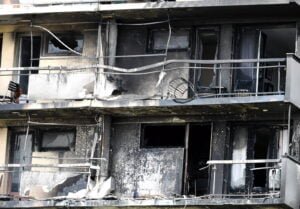 les vitres ont explose dans l incendie photo progres richard mouillaud 1620401362 300x209 1