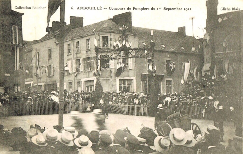 concours de pompiers,histoire des pompiers français,manœuvres de pompiers,compétitions de pompes incendie,Fédération nationale des pompiers de France,pompiers au XIXe siècle,professionnalisation des pompiers,traditions des sapeurs-pompiers,concours de manœuvres incendie,histoire des sapeurs-pompiers,concours,manoeuvres,traditions,compétitions,culture,épreuves,technique,fanfares,fêtes,honneur