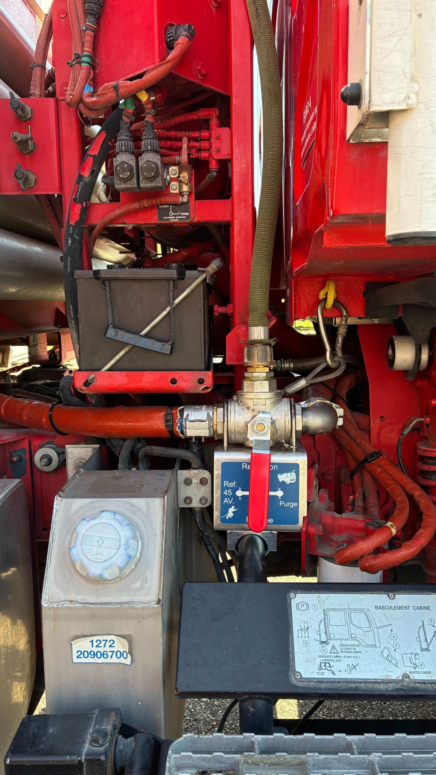 Système hydraulique d’un camion industriel rouge