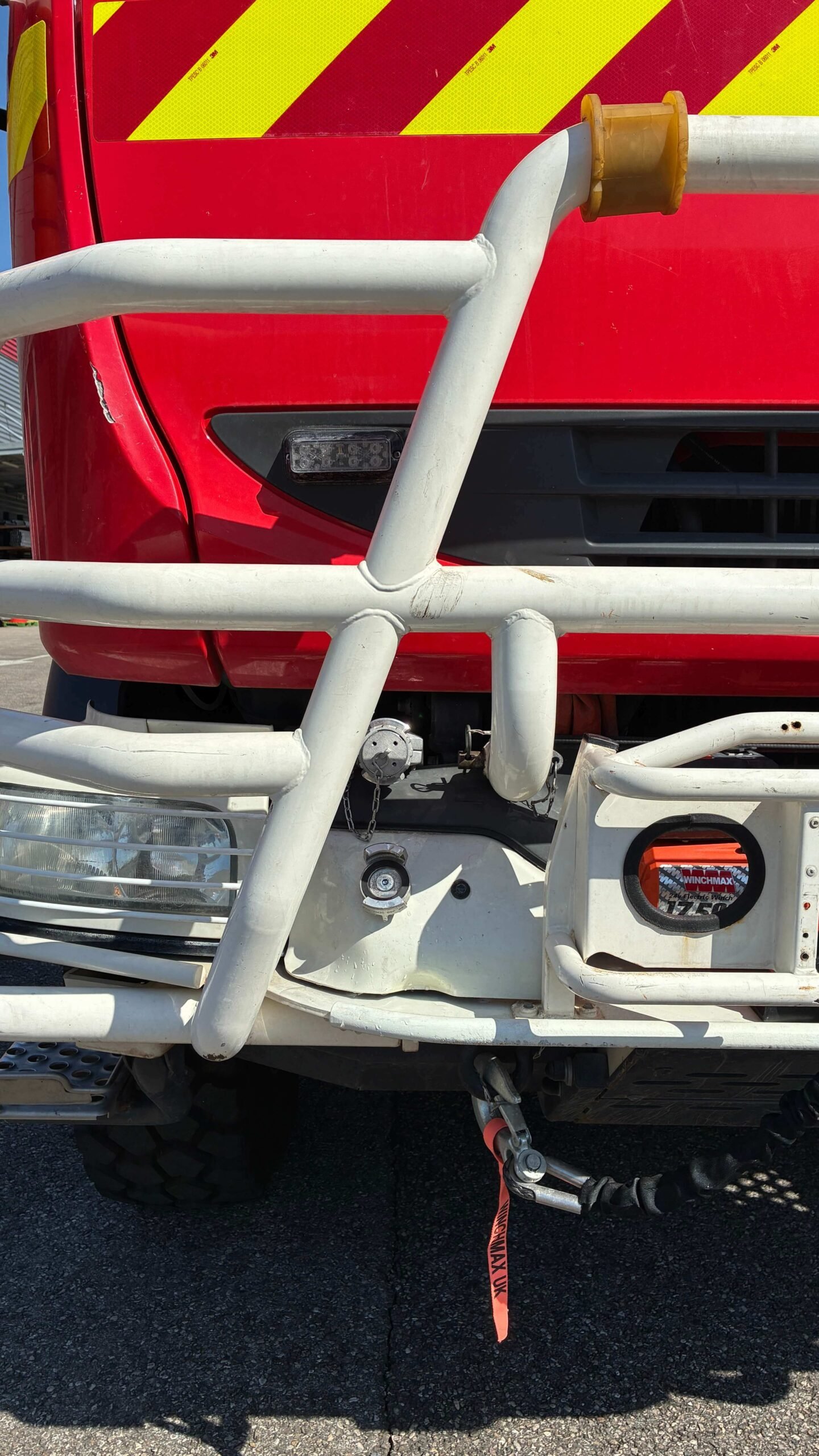 Avant de camion rouge avec pare-buffle