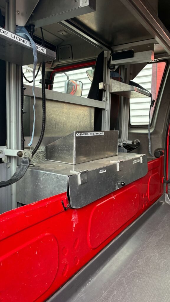 Rangement caméra thermique dans camion de pompiers