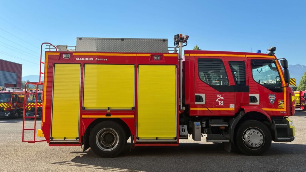 Camion de pompiers rouge stationné en caserne