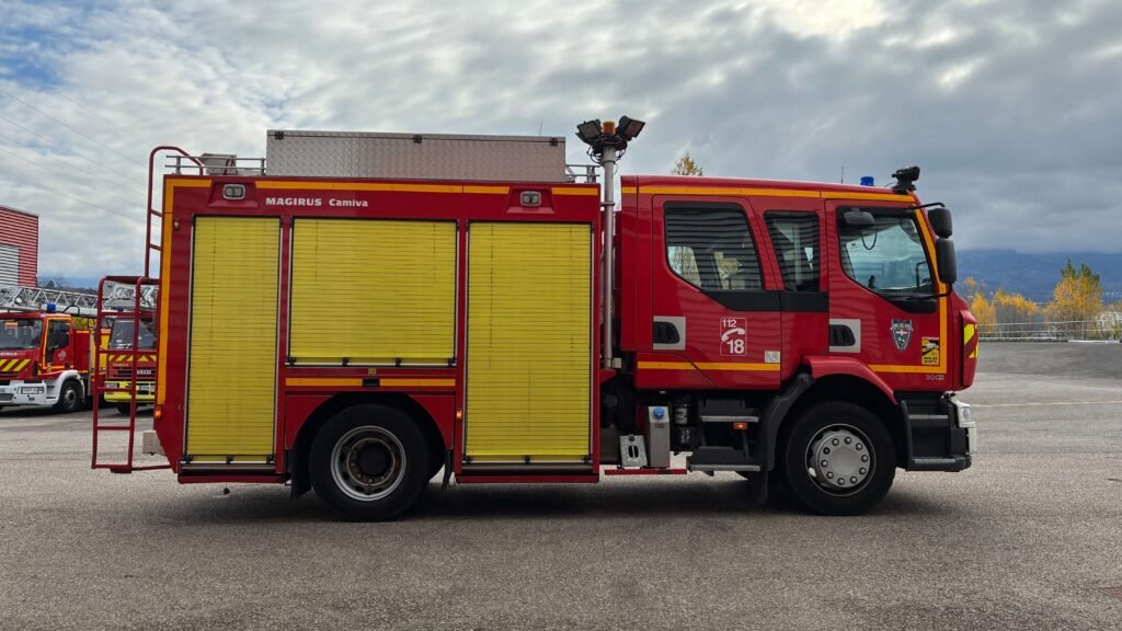 Camion de pompiers rouge stationné en extérieur