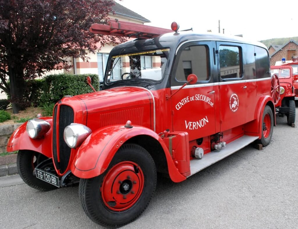 Ancien camion de pompiers rouge à Vernon