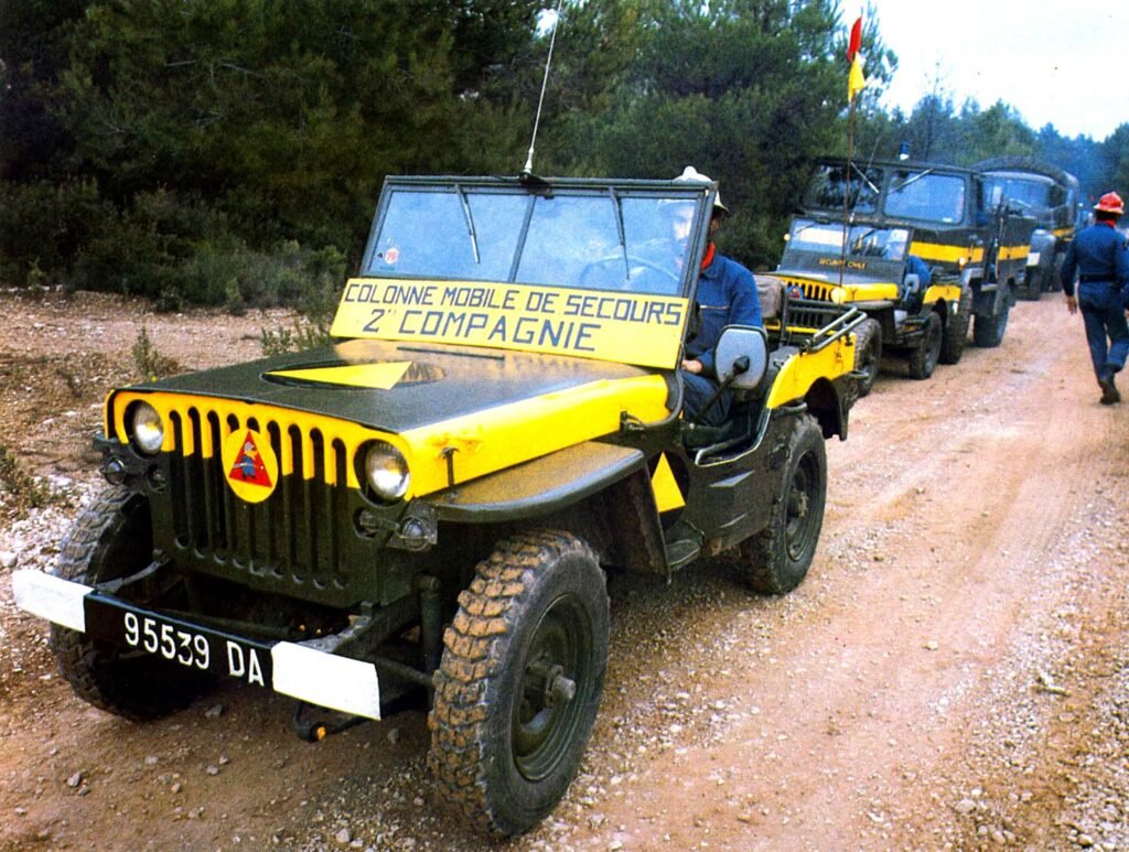 Véhicules de secours sur route forestière