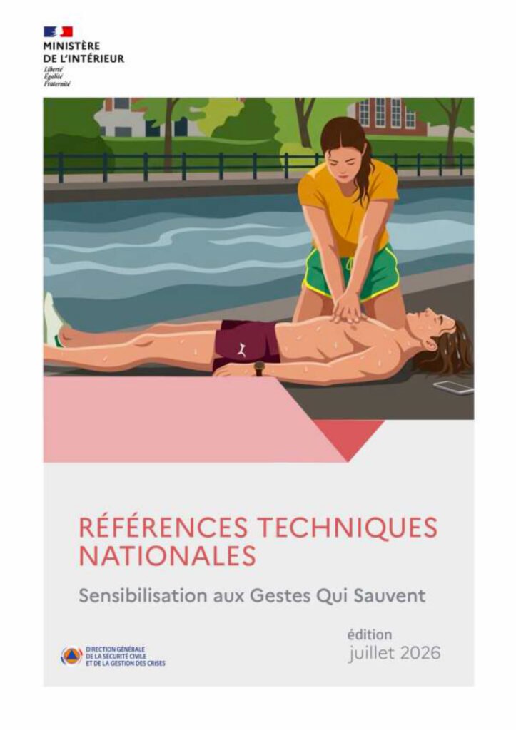 Femme pratiquant un massage cardiaque au bord de l’eau