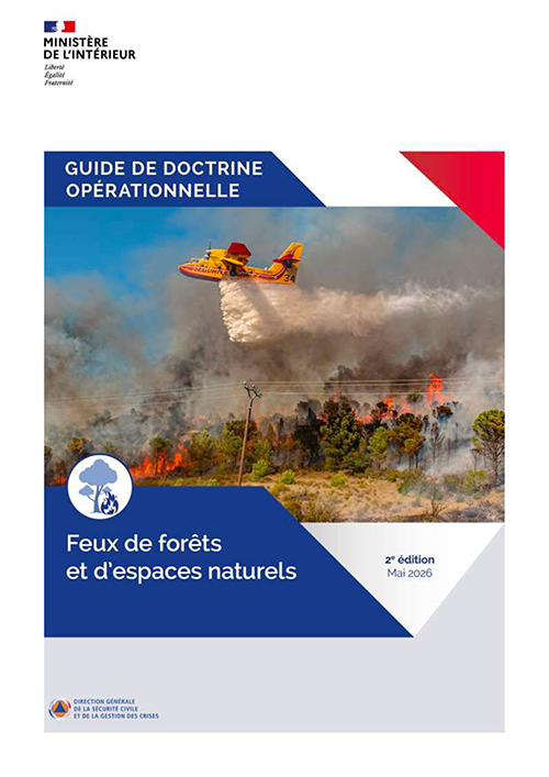 Canadair larguant de l’eau sur feu de forêt