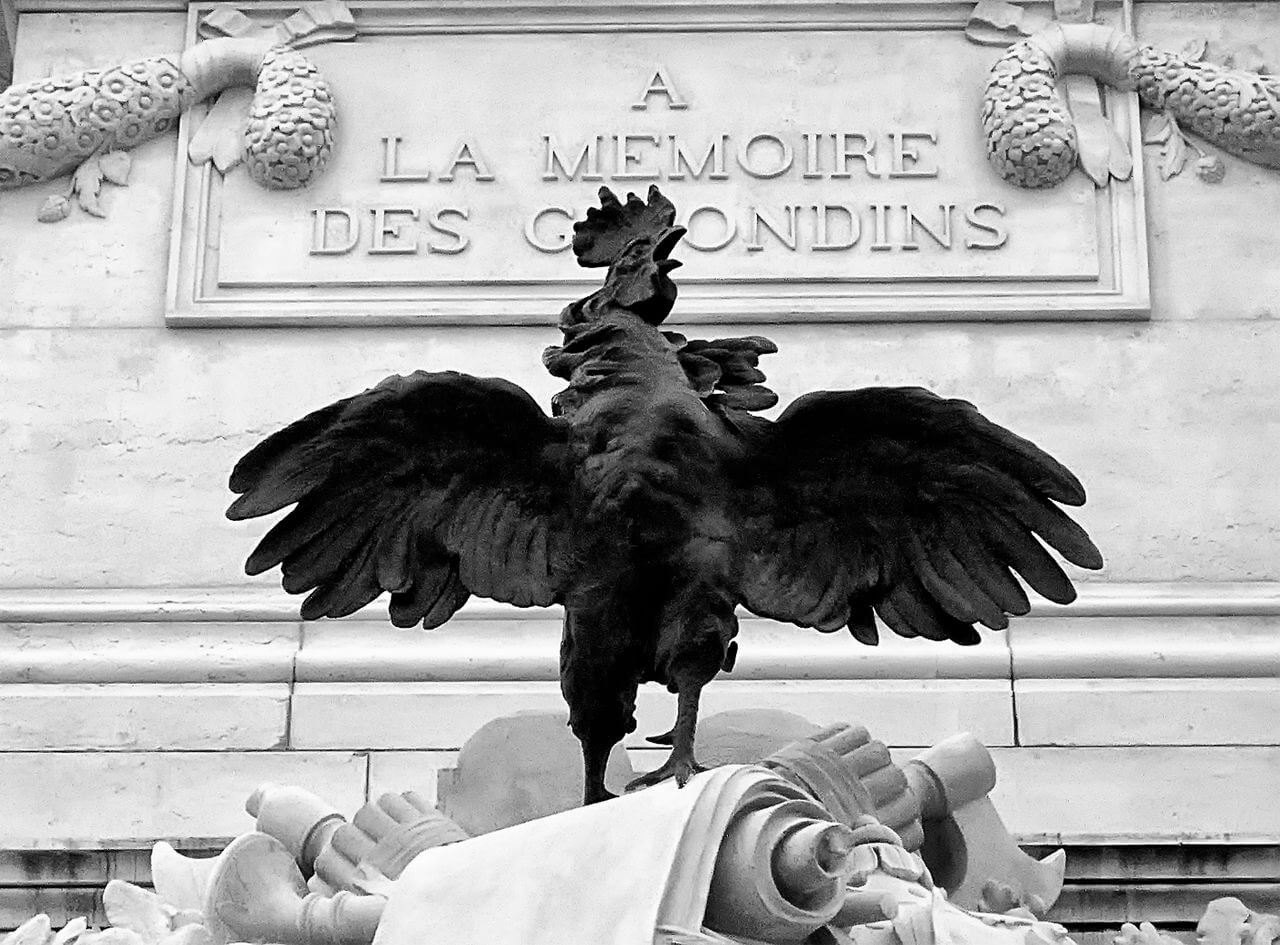 Coq sur le monument aux morts des girondins à Bordeaux