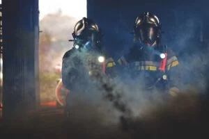 Sapeurs-pompiers en pleine fumée