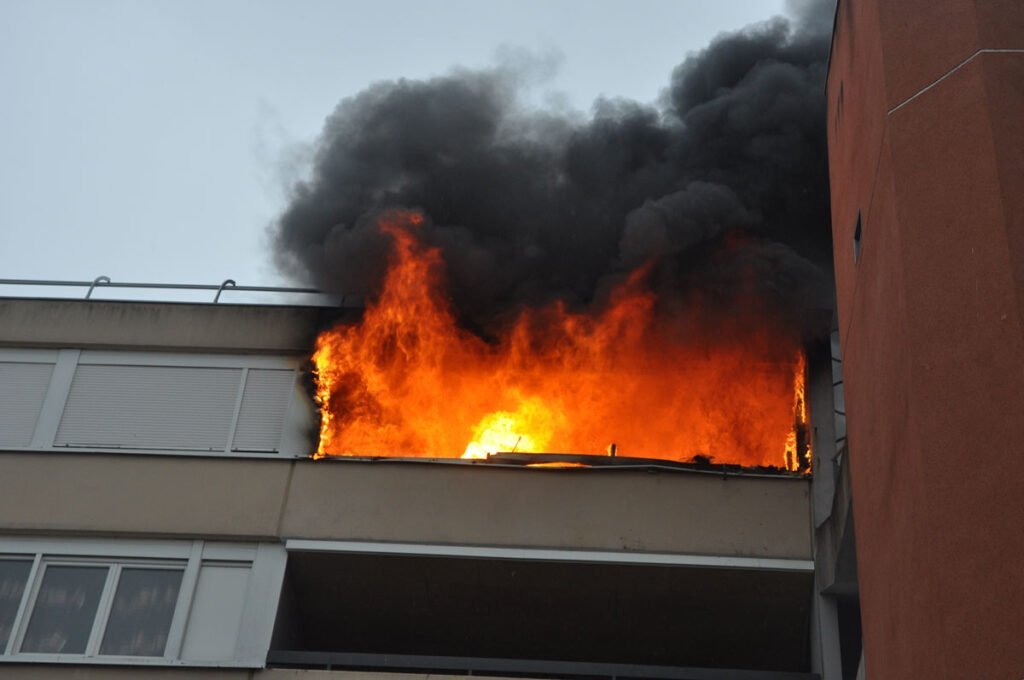 Fuite de gaz enflammée dans une cuisine au R+3