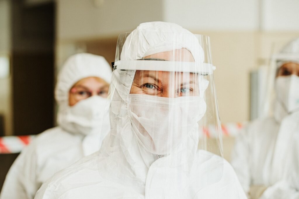 Equipe de personnels équipés pour faire face à des risques biologiques