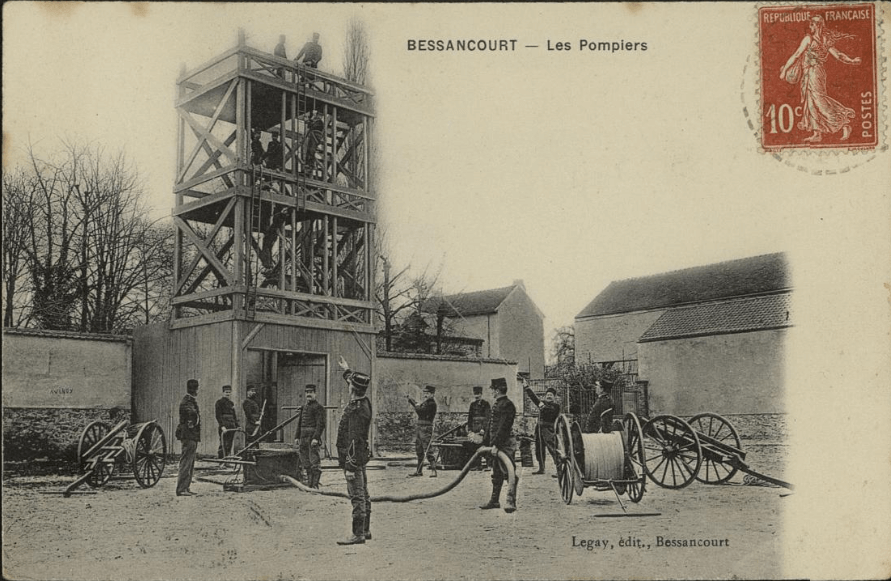 Archives départementales du Val-d’Oise. 30 FI 23 59, « Bessancourt. Les pompiers » (v.1905).