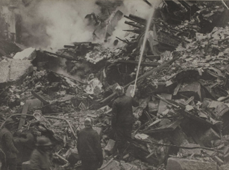 paris. bombardement par avionsLa Contemporaine, VAL 341/147 « Paris. Bombardement par avions Gotha dans la nuit du 8 au 9.3.18. Rue Geoffroy-Marie, numéro 5 ».

