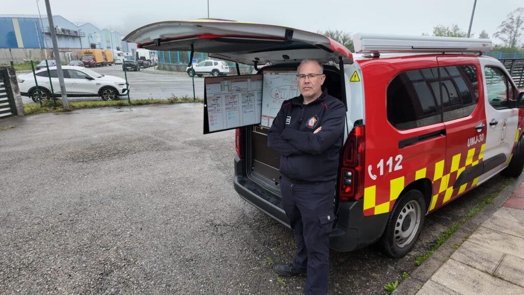 Sapeur-pompier devant véhicule d’intervention 112 ouvert
