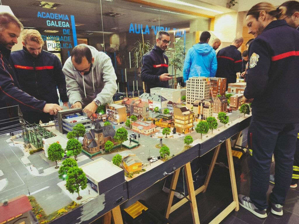Pompiers travaillant sur maquette urbaine détaillée
