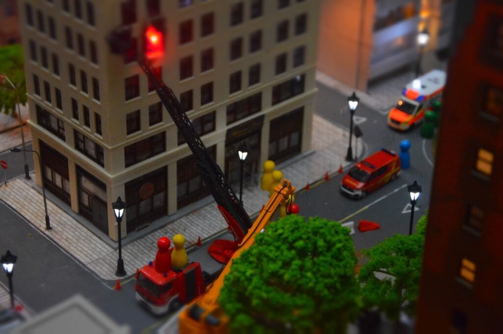Maquette urbaine avec pompiers et immeuble en feu