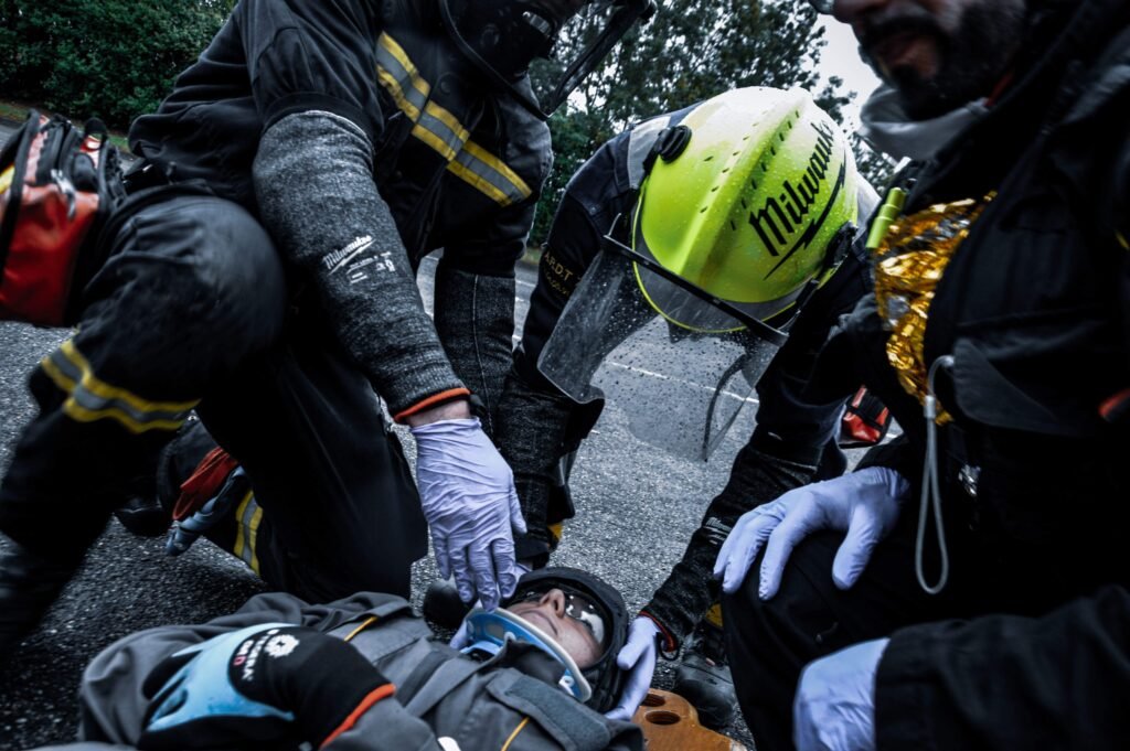 Pompiers secourant une victime au sol