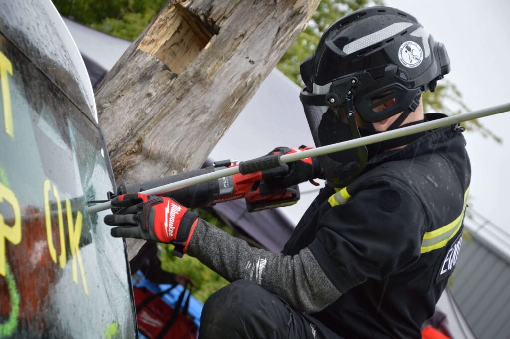Sapeur-pompier découpant pare-brise lors d’intervention