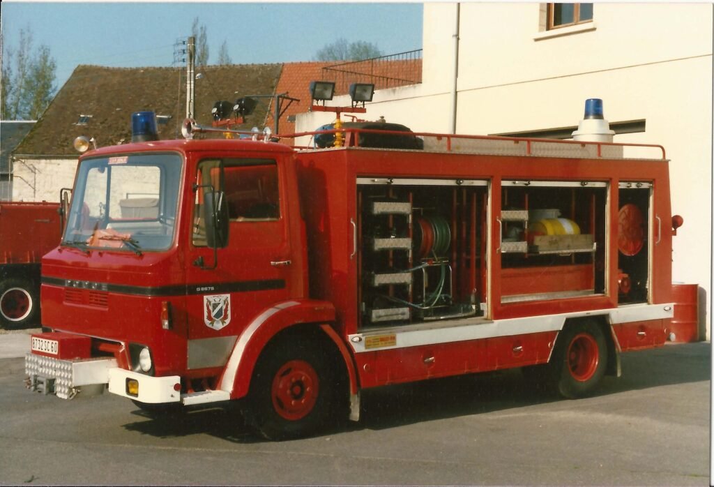 Camion de pompiers rouge avec compartiments ouverts