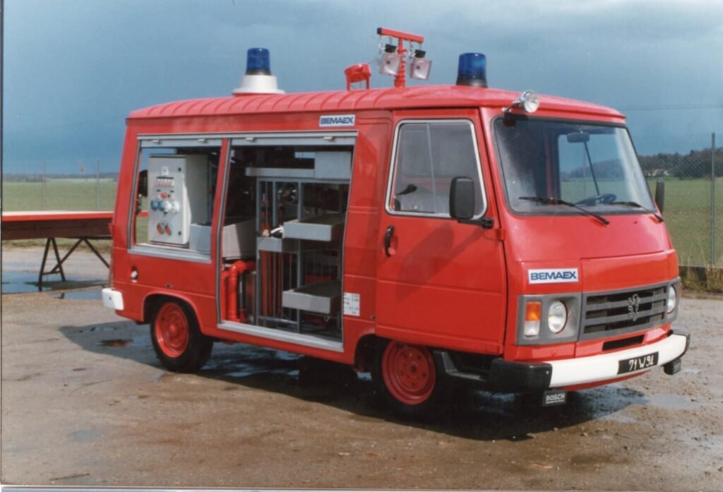 Petit camion de pompiers rouge équipé