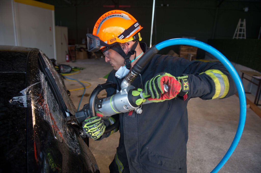 Sapeur-pompier équipé portant casque et appareil respiratoire