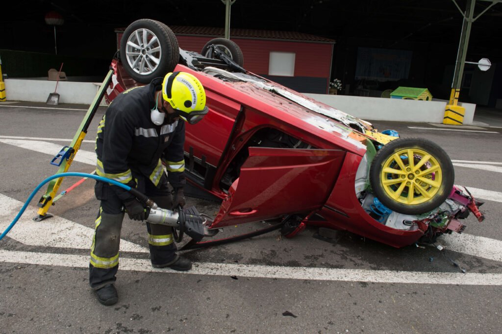 Pompiers découpant une voiture rouge lors d’un exercice de secours